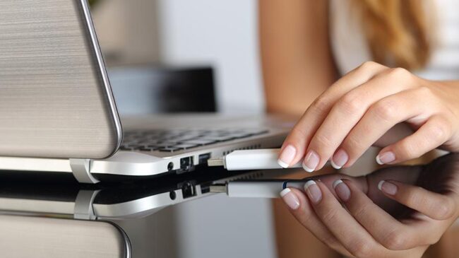 Эксперт рассказал о способе восстановить утерянные данные с флешки