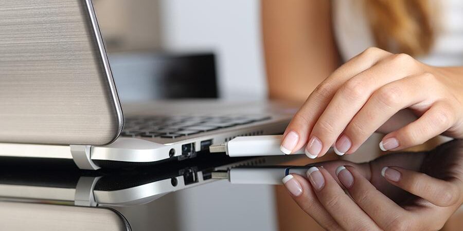 Эксперт рассказал о способе восстановить утерянные данные с флешки