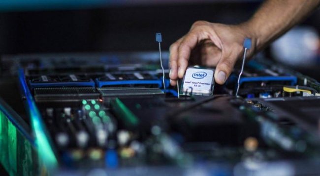 Intel бросает вызов AMD своим новым 48-ядерным процессором Intel бросает вызов AMD своим новым 48-ядерным процессором