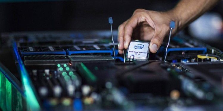 Intel бросает вызов AMD своим новым 48-ядерным процессором Intel бросает вызов AMD своим новым 48-ядерным процессором